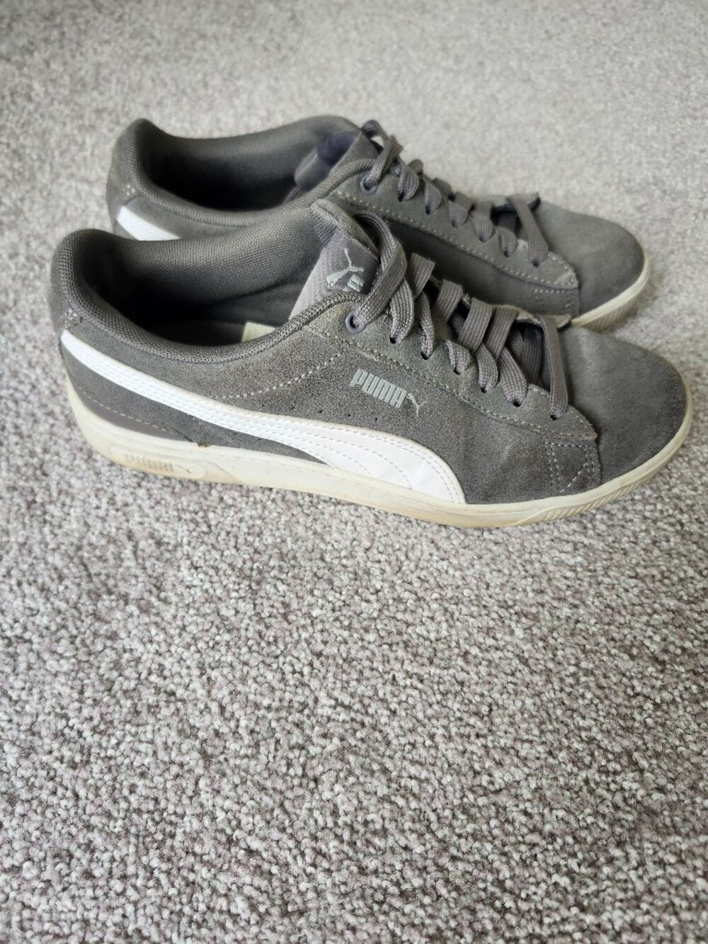 Woman's Puma Sneakers / Suede Gray / Size 7